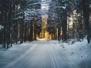 Sneeuwkettingen nodig in winterse omstandigheden voor veilig rijden in besneeuwde gebieden