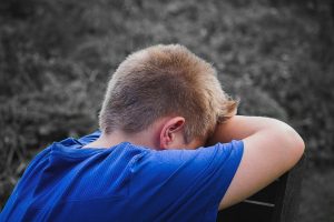 Jongen die een probleem op de basisschool ervaart, illustratief voor problemen op school