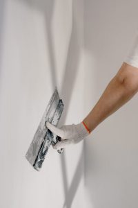 Home Gespecialiseerde stukadoor voert stucwerk uit op muren en plafonds van woning