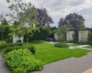 Professionele hovenier in Den Bosch aan het werk in een tuinproject met beregeningsinstallaties en groenonderhoud