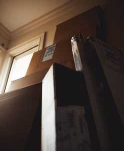 Tips voor een makkelijke verhuizing - persoon pakkt verhuisdozen in met zorgvuldigheid