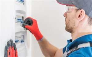 Elektricien werkt aan elektrische installatie - Overleg altijd met uw elektriciens voor veiligheid