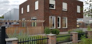 Professioneel gevelonderhoud met verwijdering van algen en mos door sandwashing techniek in Volkel