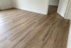 Visgraat vloer uit Eindhoven van Vinylwood met moderne houtlook in woonkamer