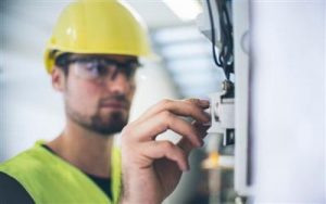 Home Professionele elektricien voert veilige elektrische installaties uit met gespecialiseerde apparatuur en ervaring