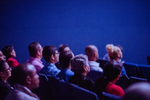 Inspirerende spreker presenteert met enthousiasme voor een bedrijfsevenement publiek