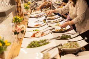 Home Collega's genieten van geleverde broodjes catering op kantoor - zo handig is een cateraar voor zakelijke lunch