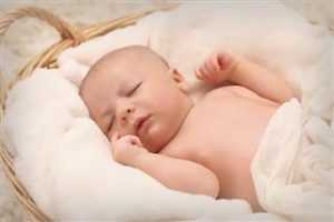 Home Pasgeboren baby met ouders - illustratie over onnodig babyaccessoires en wat je werkelijk nodig hebt