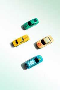 Volwassen man racet met RC auto, ook voor grote mannen een leuke activiteit voor vriendenuities en competities
