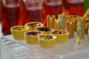 Professionele bedrijfsborrel catering met diverse voedselkeuzes en fingerfood geserveerd op locatie