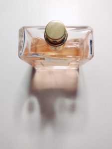 Home Luxe fles met mysterieuze en betoverende parfum op elegante achtergrond