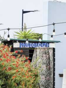 Photobooth huren bruiloft met gasten die plezier hebben en foto's maken met accessoires en props