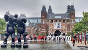 Kleurrijke Nederlandse uitjes inclusief pretpark attracties, concerten en culturele evenementen voor het hele gezin