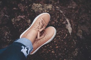 Persoon draagt stijlvolle Copenhagen sneakers met minimalistisch Scandinavisch design