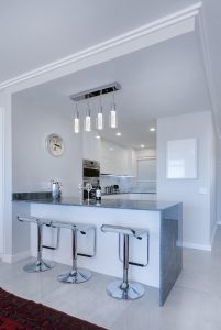 Luxe keuken met geavanceerde apparatuur, massieve houten kasten en natuurstenen werkblad in elegant design