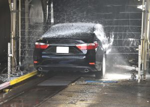Home Moderne carwash in Rotterdam met auto in wasbox, voorbereiding voor automatisch wasprogramma