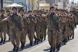 Home Legerdump in Houten winkelvoorkant met militaire kleding en tactische uitrusting in de etalage
