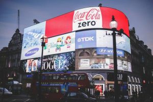 Kunststof profielen gebruikt in een modern verlicht reclamebord voor winkelreclame en buitenreclame