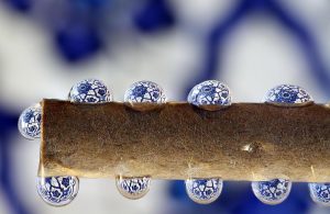 Druppelslang voor waterbeheer bouwprojecten: irrigatiesysteem met gaatjes voor waterafgifte aan plantenwortels