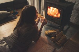Home Moderne bio-ethanolhaard met sfeervol vuur in gezellige woonkamer interieur