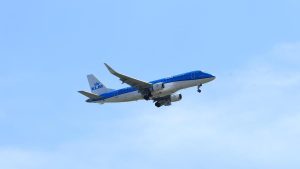 Realtime kaart met vliegtuigen volgen wereldwijd, toont vluchtnummers, routes en luchtverkeer boven internationale luchtwegen